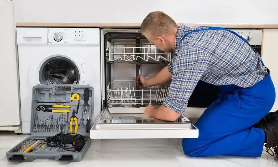 Menemen Philips servisi teknisyen ekibi beyaz eşya tamiri yaparken